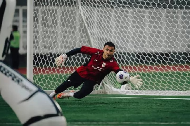 Emil Audero dalam sesi latihan bersama Timnas Indonesia jelang laga krusial kontra Bahrain di Kualifikasi Piala Dunia 2026.