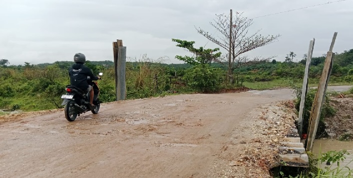 Jembatan darurat penghubung Desa Pulau Komang-Muaro Sentajo sudah dibangun Dinas PUPR Kuansing. Nampak pengendara melintasinya, Ahad (23/3/2025).
