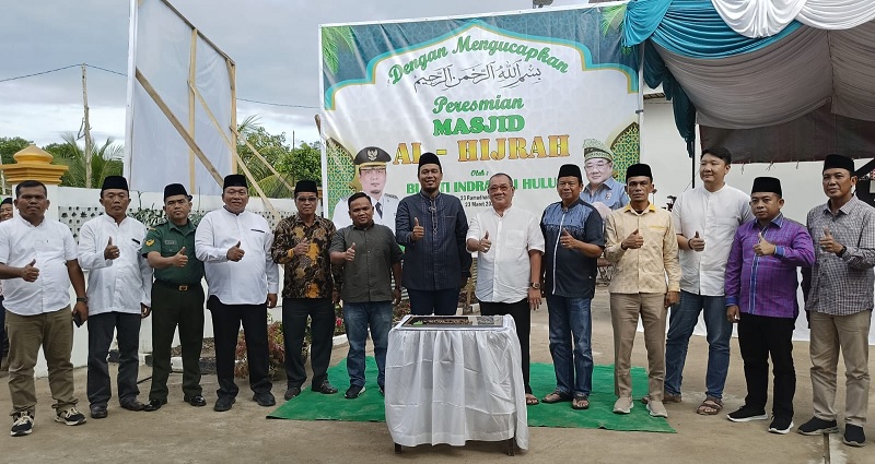 Bupati Inhu, Ade Agus Hartanto S.Sos MSI foto bersama dengan Dirut PT SPP Deddy Handoko Alimin serta pejabat lainnya usai menandatangani prasasti peresmian Masjid Al-Hijrah, Ahad (23/3/2025).