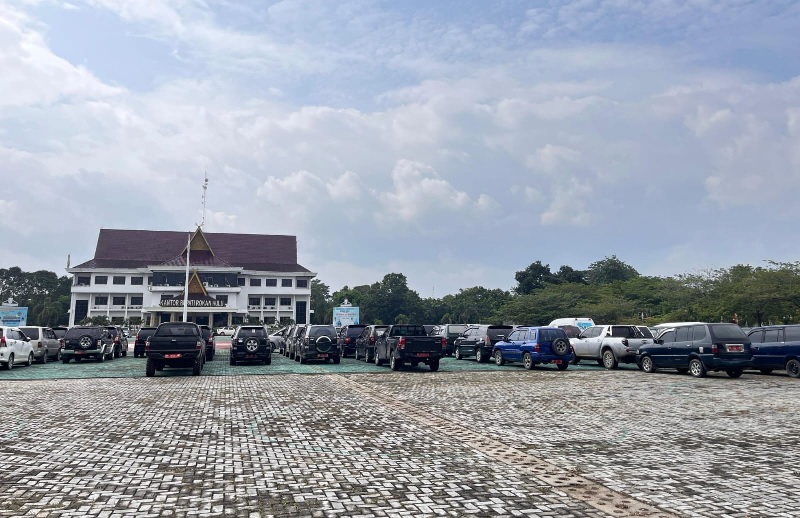 Sebanyak 190 unit kendaraan dinas jabatan dan operasional OPD se Rohul sudah terkumpul di halaman Kantor Bupati Rohul untuk dilakukan cek Fisik oleh BPK.Foto Jumat (21/3/2025).