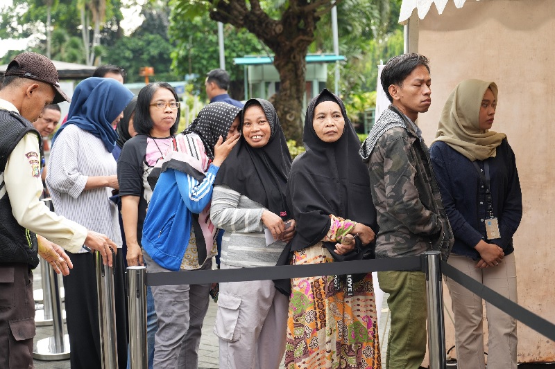 Beberapa warga sedang mengantre membeli sembako murah yang ditaja PTPN IV PalmCo di Pekanbaru, Sabtu (22/3/2025).