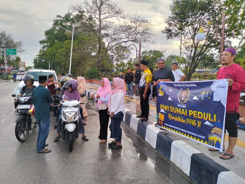 PWI Dumai  membagikan takjil kepada masyarakat di Jalan Janur Kuning, Dumai, Sabtu (22/3/2025)  sore.
