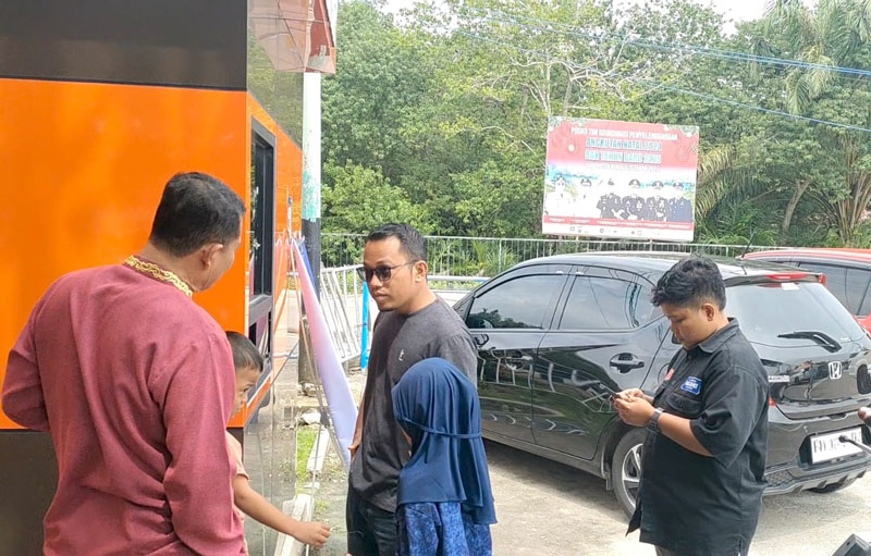 Pengguna penyeberangan Ro-Ro Air Putih Bengkalis melakukan booking tiket untuk keberangkatan penyeberangan mulai 1-8 April di Pelabuhan Ro-Ro Air Putih Bengkalis, Ahad (23/3/2025).