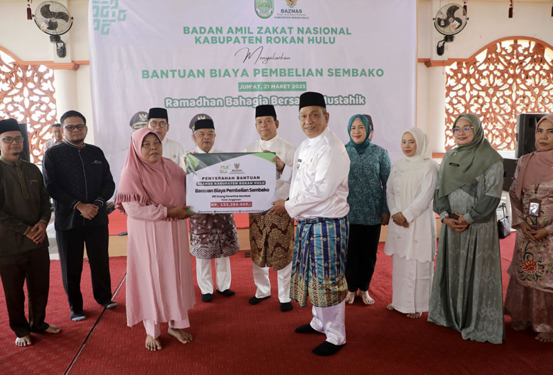 Bupati Rohul Anton ST MM menyerahkan secara simbolis bantuan biaya pembelian sembako untuk 381 mustahik di Pendopo Rumah Dinas Bupati Rohul.