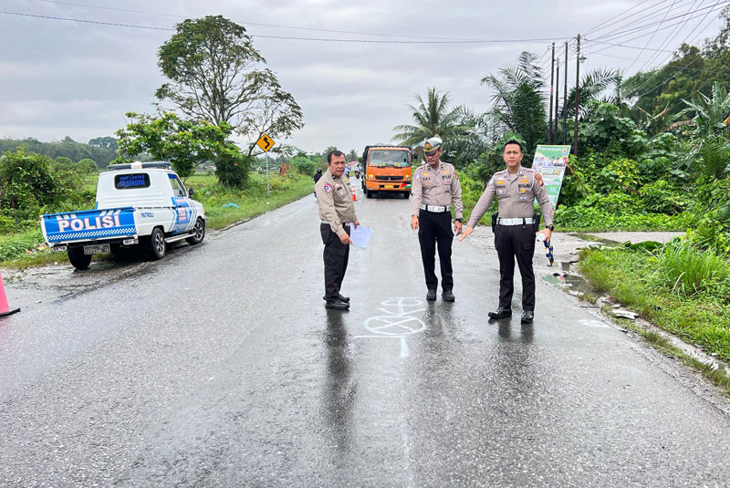 Personel Satlantas Polres Kampar melakukan olah tempat kejadian perkara (TKP) kecelakaan maut di Jalan Raya Pekanbaru-Bangkinang, Km 52, Desa Simpang Kubu.