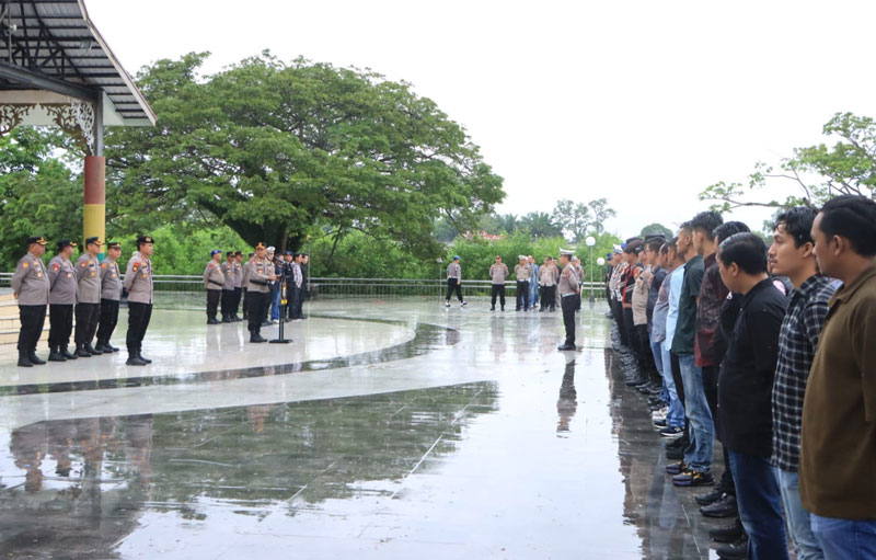 Kapolres Siak AKBP Eka Ariandy Putra memimpin apel siaga pleno PSU di Lapangan Siak Bermadah, depan Istana Siak, Ahad (23/3/2025).