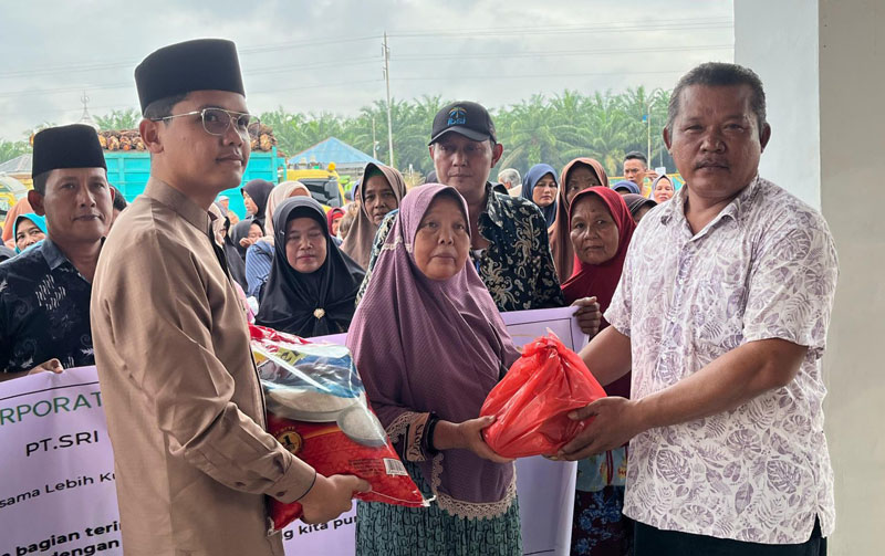Masyarakat kurang mampu dari Desa Petani dan Buluh Manis, Kecamatan Bathin Solapan menerima bantuan sembako gratis dari program CSR PT SUEK di kantornya.