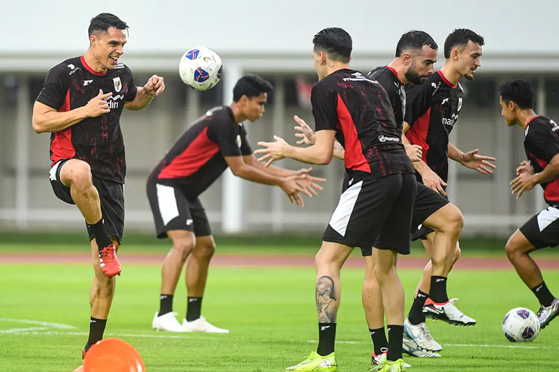 Para pemain Timnas Indonesia melakukan latihan jelang berhadapan dengan Bahrain dalam lanjutan kualifikasi Piala Dunia 2026 di Stadion Madya Senayan, Jakarta, Sabtu (22/3/2025).