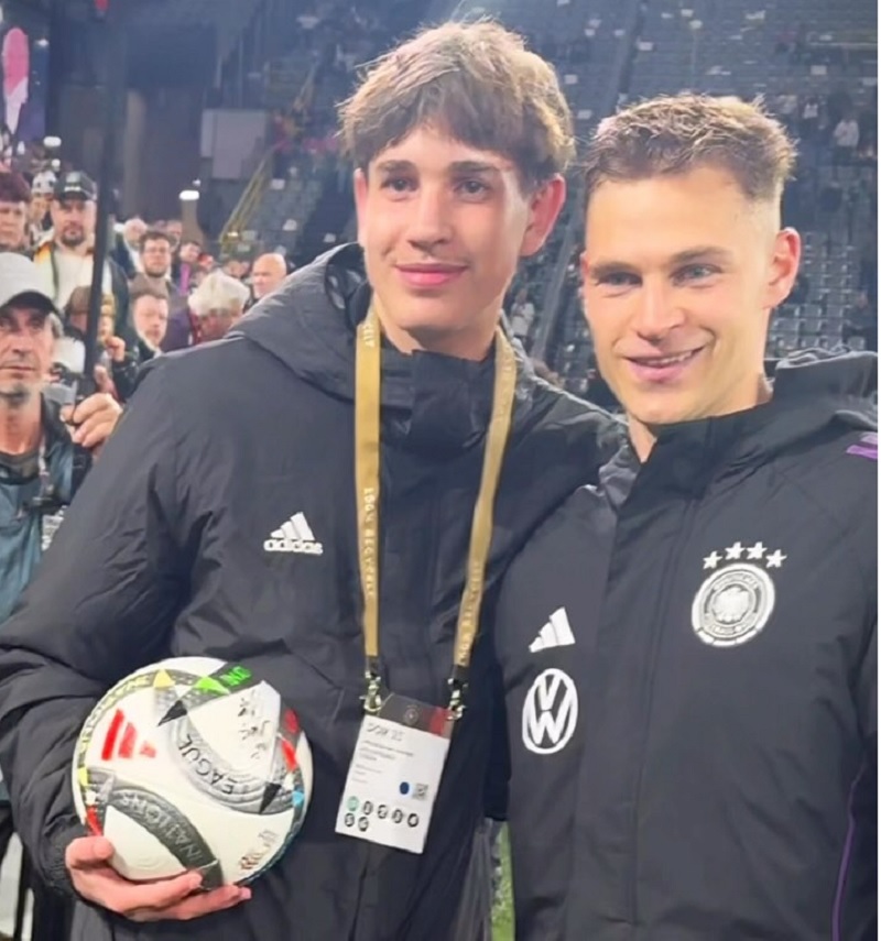 Pahlawan tak terduga Jerman, seorang ball boy pemula Noel Urbaniack foto bersama kapten Der Panzer Joshua Kimmich setelah singkirkan Italia di UEFA Nations League.