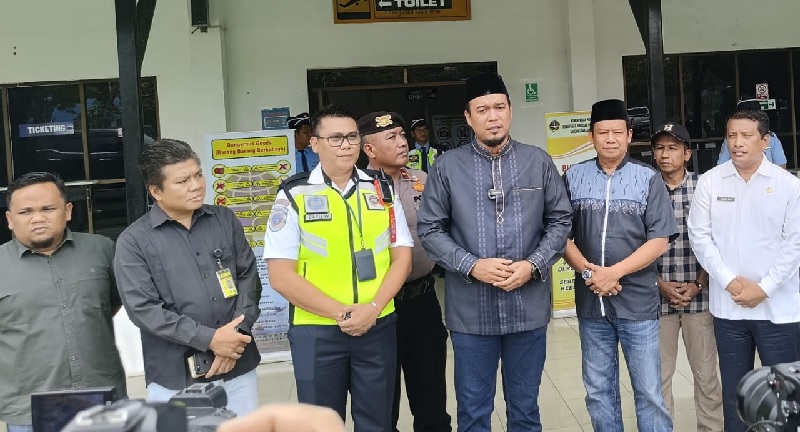 Bupati Inhu, Ade Agus Hartanto S.Sos MSI didampingi pejabat lainnya saat memberi keterangan tentang penerbangan Rengat-Pekanbaru, Ahad (23/3/2025)