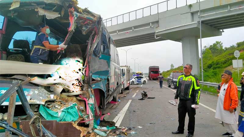 Kondisi bus penumpang yang tabrak truk tronton di ruas Jalan Tol Pekanbaru-Dumai, Senin (24/3/2025).