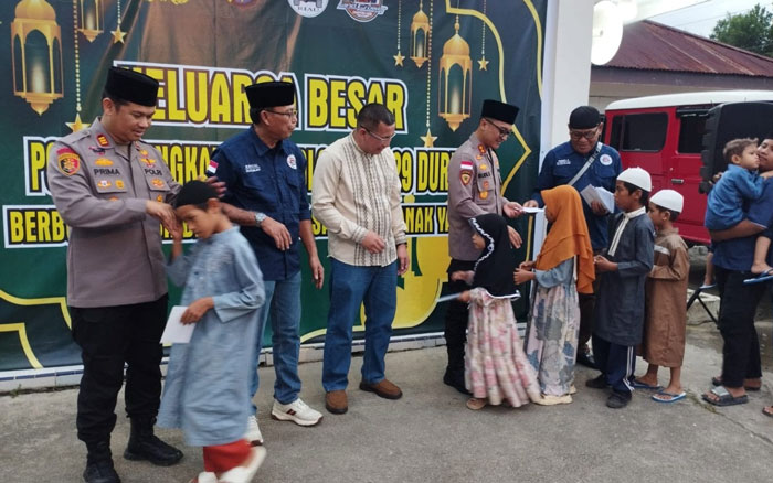 Kapolres Bengkalis AKBP Budi Setiawan bersama DLCC-TLCI 29 Duri menyantuni anak yatim di Polsek Mandau, Ahad (23/3/2025).