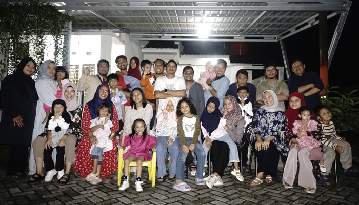 Anggota Pewarta Foto Indonesia (PFI) bersama keluarga foto bersama usai agenda buka puasa bersama di Jalan Kartama, Kecamatan Marpoyan Damai, Kota Pekanbaru, Riau, Ahad (23/3/2025).
