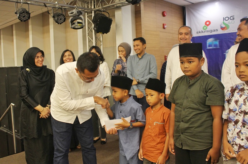 Manajemen PT Pertamina Hulu Rokan (PHR) saat menyerahkan santunan anak yatim bagi anak-anak di sekitar area operasi Zona Rokan.