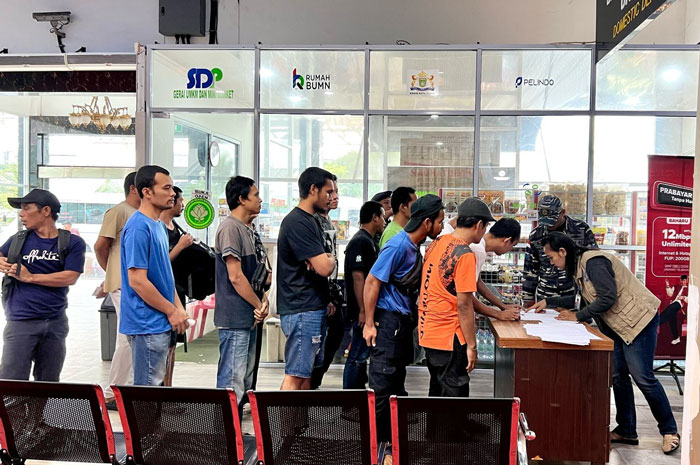 Para PMI yang dideportasi dari Malaysia tiba di Pelabuhan Dumai.