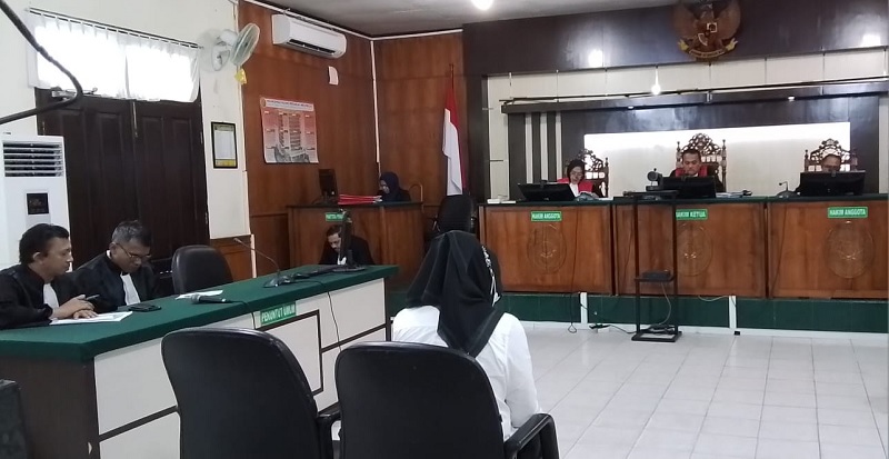 Eks Kepala BPKAD Kepulauan Meranti Fitria Nengsih menghadapi sidang vonis Pengadilan Tipikor di PN Pekanbaru, Senin (24/3/2025).