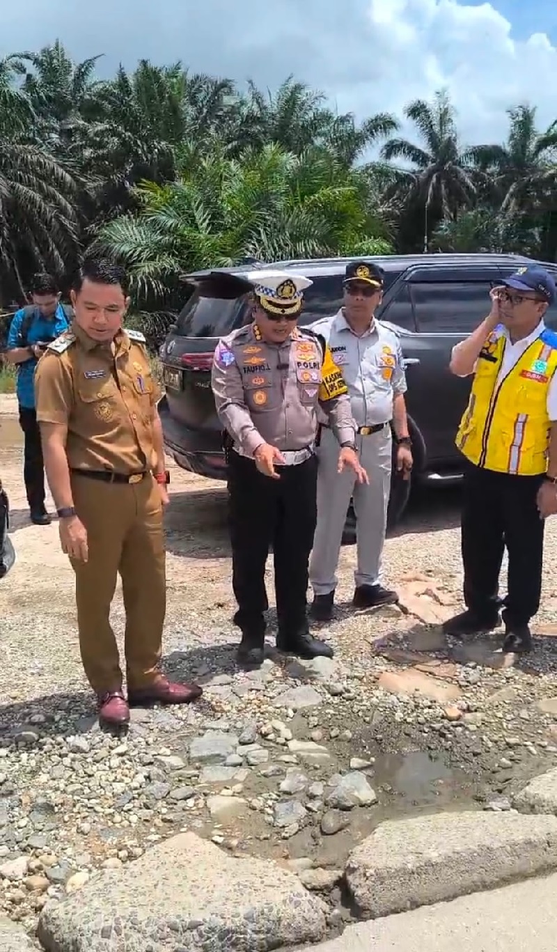 Wakil Bupati H Husni Tamrin SH bersama Kepala Balai Pelaksana Jalan Nasional (BPJN) Riau Yohanis Tulak Todingrara melakukan peninjauan perbaikan jalan sementara untuk persiapan arus mudik Idulfitri.
