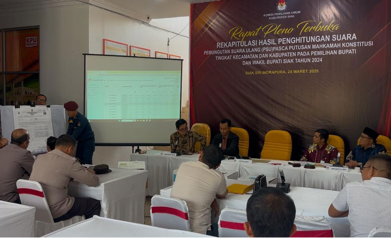 Suasana Rapat Pleno Penghitungan dan Rekapitulasi Hasil Perolehan Suara Pemilihan Bupati dan Wakil Bupati Siak setelah PSU di  Kantor KPU Kabupaten Siak, Senin (24/3/2025).