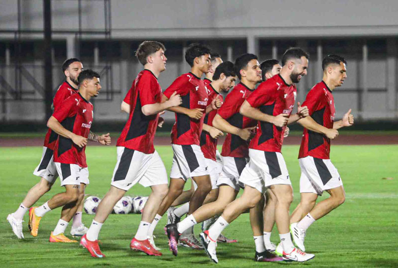 Pemain Indonesia melakukan pemanasan saat latihan jelang pertandingan Kualifikasi Piala Dunia 2026 di Stadion Utama Gelora Bung Karno, Jakarta, Ahad (23/3/2025).