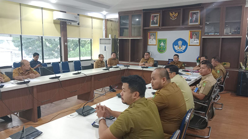 Plt Kadisdik Riau, Erisman Yahya saat menggelar pertemuan di kantor Disdik Riau Jalan Cut Nyak Dien, pada Selasa (25/3/2025).