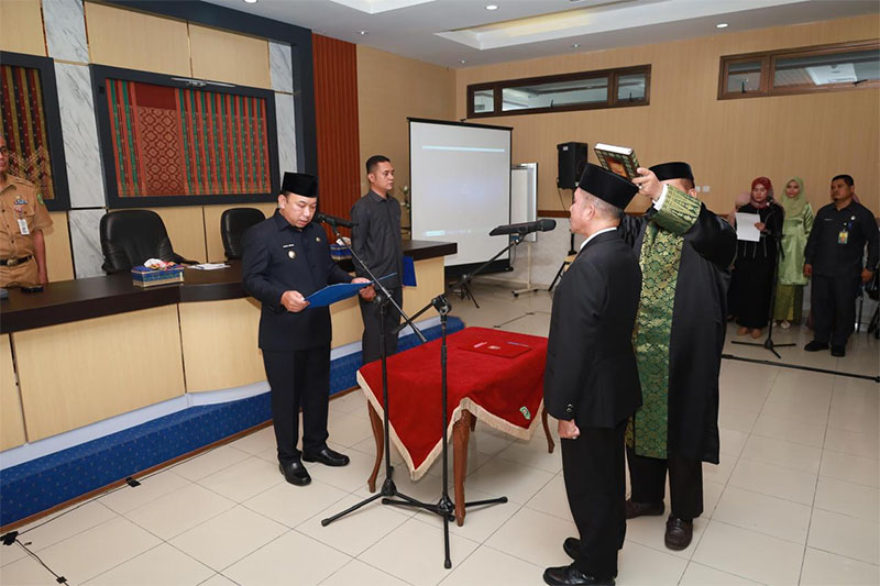 Wakil Bupati Siak Husni Merza membacakan sumpah jabatan kepada Fauzi Asni dari Plh menjadi Penjabat Sekda Siak di Ruang Rapat Sri Indrapura, Kantor Bupati Siak, Selasa (25/3/2025).