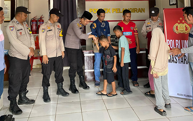 Kapolsek Pelangiran Iptu Anton Hilman berikan santunan kepada anak yatim piatu, Selasa (24/3/2025).