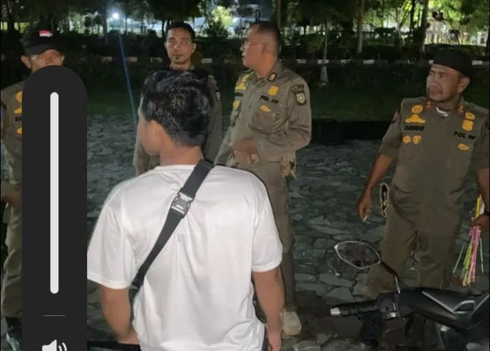 Tim Patroli Satpol PP Kampar menyita puluhan petasan yang dinyalakan di beberapa titik di wilayah Bangkinang Kota, Ahad malam (23/5/2025).