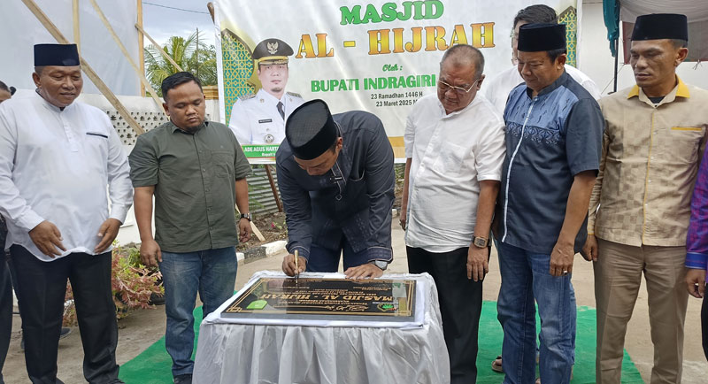 Bupati Inhu Ade Agus Hartanto SSos MSi didampingi Dirut PT SPP Deddy Handoko Alimin serta pejabat lainnya saat menandatangani prasasti peresmian masjid Al-Hijrah.
