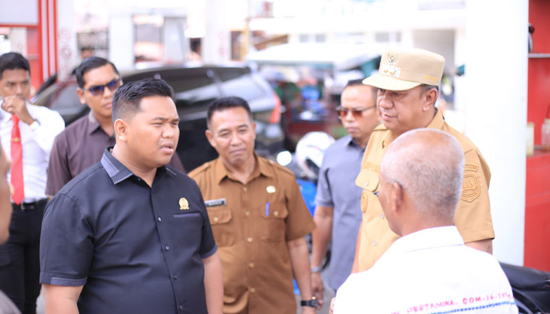 Wakil Bupati Kepulauan Meranti Muzamil Baharudin bersama sejumlah anggota DPRD Kepulauan Meranti berdiskusi dengan pengelola SPBU di Jalan Imam Bonjol.