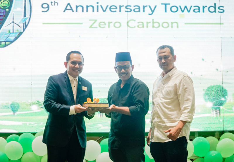 GM Novotel Pekanbaru Sentot Lasiyanto (kiri) menerima kue ulang tahun dari Direktur Riau Pos Asmawi Ibrahim didampingi Penjab Iklan Riau Pos T Rasmin, saat acara HUT ke-9 Novotel Pekanbaru.
