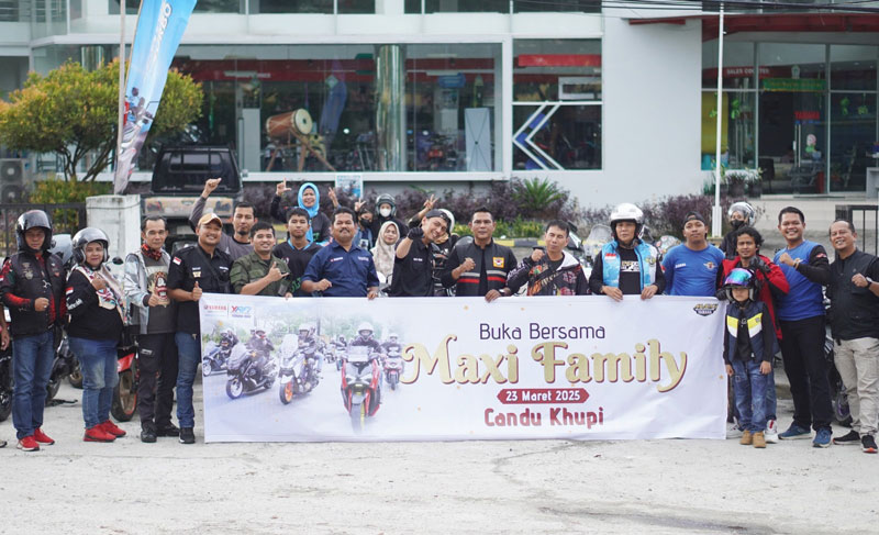 Komunitas MAXI Pekanbaru foto bersama saat buka bersama with MAXI yang ditaja tim Yamaha di Pekanbaru, Ahad (23/3/2025).