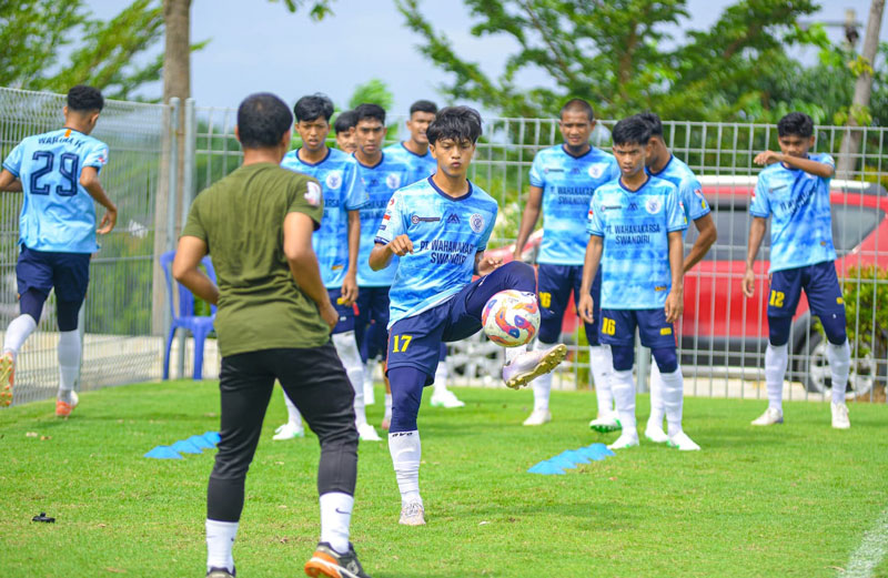 Pemain Wahana FC melakukan pemanasan di Lapangan Wahana Jalan Air Hitam Pekanbaru, baru-baru ini.