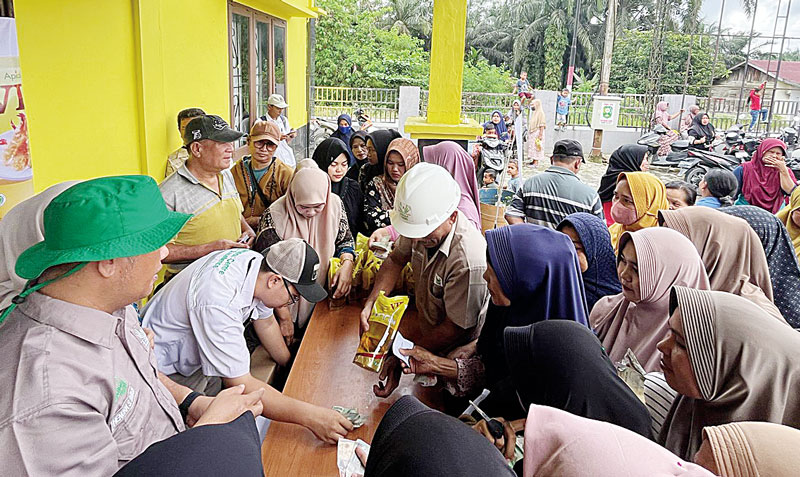 Asian Agri saat melaksanakan bazar minyak goreng  premium di Desa Bukit Agung, Kecamatan Kerinci Kanan, Kabupaten Siak, belum lama ini.