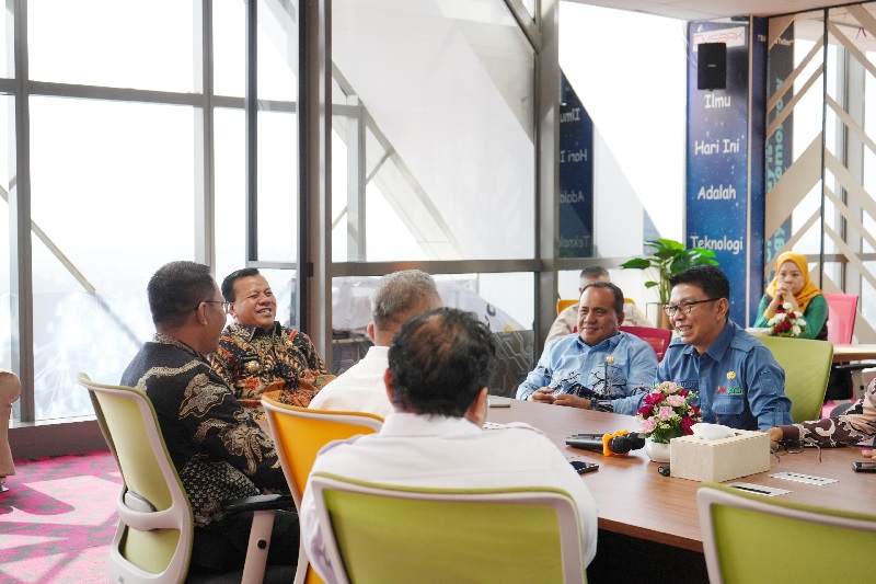 Bupati Kuansing Dr H Suhardiman Amby MM melakukan talangan kas ke BRK Syariah Pusat Pekanbaru, Selasa (25/3/2025).