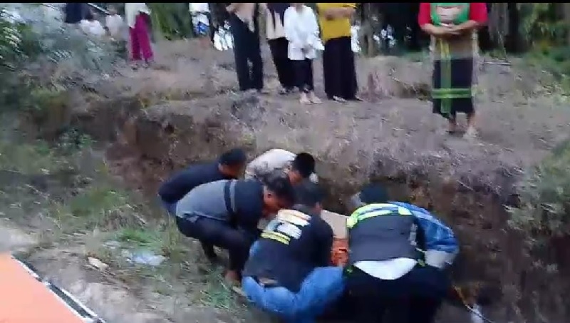 Seorang kakek  Ali Zanar (70) warga Sungai Pinang, Kecamatan Tambang ditemukan meninggal dunia di Jalan Poros PTPN Dusun I Suka Damai, Desa Sungai Putih Kecamatan Kampa.