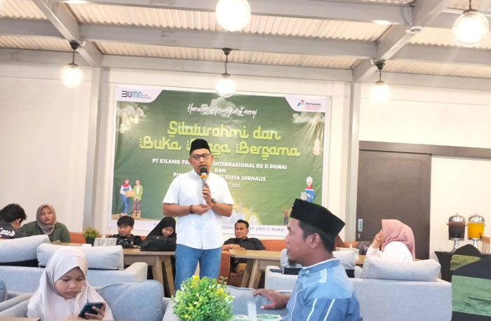 Area Manager Communication, Relations And CSR PT KPI Kilang Dumai, Agustiawan, Senin (24/3/2025) sore menyampaikan kata sambutan saat buka bersama dengan pimpinan redaksi serta jurnalis di Dumai