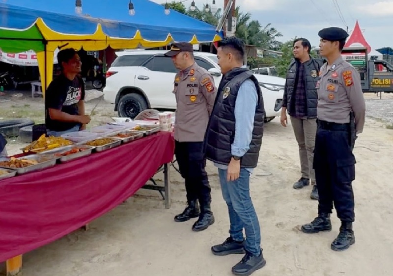 Anggota Polsek Bukit Kapur Polres Dumai melakukan patroli berjalan kaki dan berdialog dengan pedagang, Senin (24/3/2025).