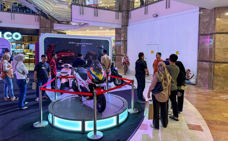 Pengunjung melihat produk Honda dalam Pameran Honda Premium Matic Day  yang digelar PT Capella Dinamik Nusantara di Atrium Siak Mall SKA, Pekanbaru.