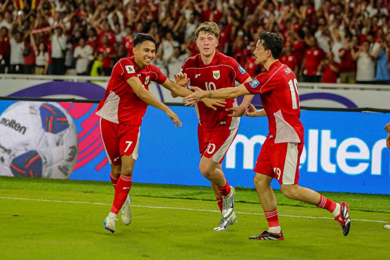 Pemain Indonesia Ole Romeny (tengah) bersama Marselino Ferdinan (kiri) dan Thom Haye melakukan selebrasi usai mencetak gol ke gawang Bahrain.