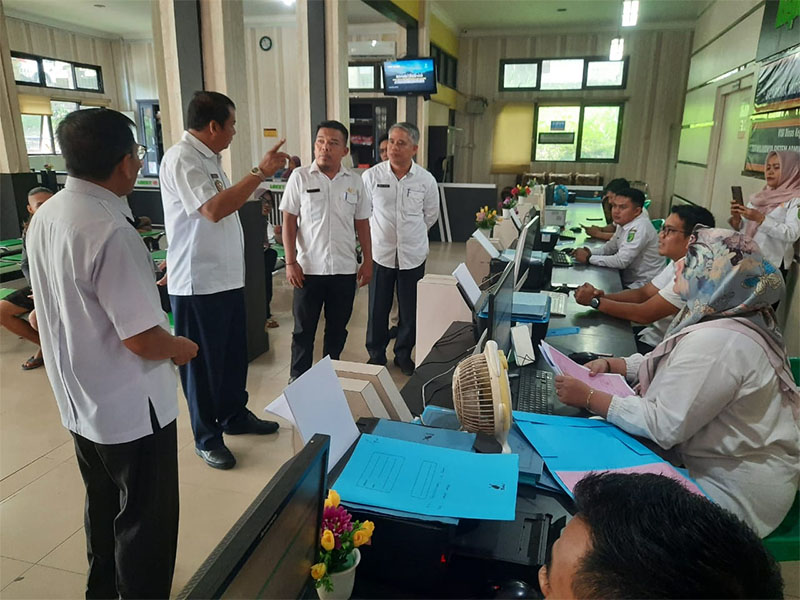 Wakil Bupati Inhu, Ir H Hendrizal MSI didampingi sejumlah pejabat Disdukcapil saat meninjau kesiapan layanan saat libur lebaran Idulfitri 2025, Rabu (26/3/2025).