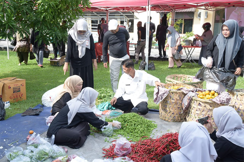 Gerakan Pangan Murah Spesial Ramadan diserbu masyarakat di depan Kantor DKP Bengkalis, Rabu (26/3/2025).