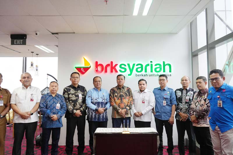 Bupati Kuansing Dr H Suhardiman Amby MM dan jajaran foto bersama manajemen BRK Syariah Pusat di Pekanbaru, Selasa (25/3/2025).