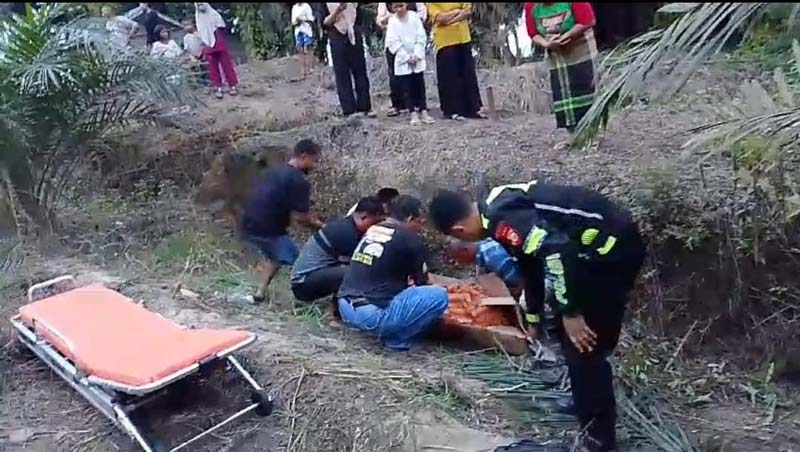 Petugas kepolisian melakukan evakuasi terhadap jasad seorang kakek&nbsp; Ali Zanar (70), warga Sungai Pinang, Kecamatan Tambang yang ditemukan meninggal dunia di Jalan Poros PTPN Dusun I Suka Damai