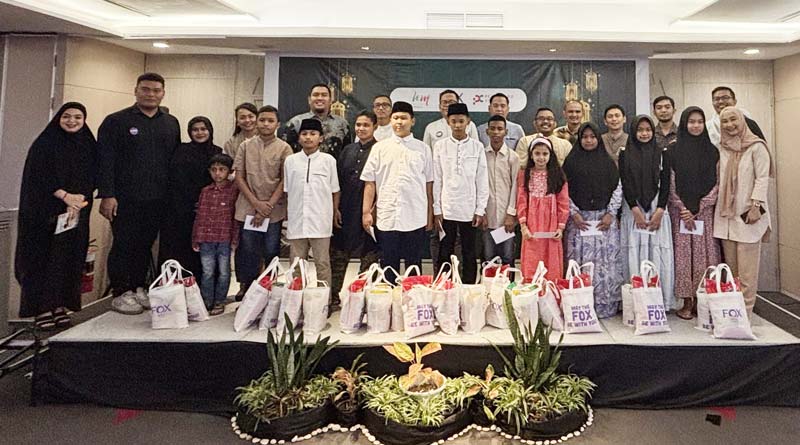 Manajemen Hotel FOX Pekanbaru dan Mal Pekanbaru Xchange  foto bersama saat buka puasa bersama  dengan anak yatim di Pekanbaru, Senin (24/3/2025).