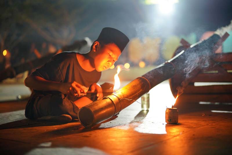 Peserta lomba meletup meriam buluh sedang memperlihatkan kebolehan meriamnya dalam lomba yang ditaja DKS di Taman Tengku Syarifah Aminah
