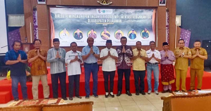 Bupati Pelalawan H Zukri foto bersama Direktur Patala Unggul Gesang  Ir Nazir Foead MS, akademisi dan tokoh adat saat menghadiri dialog pemangku kepentingan