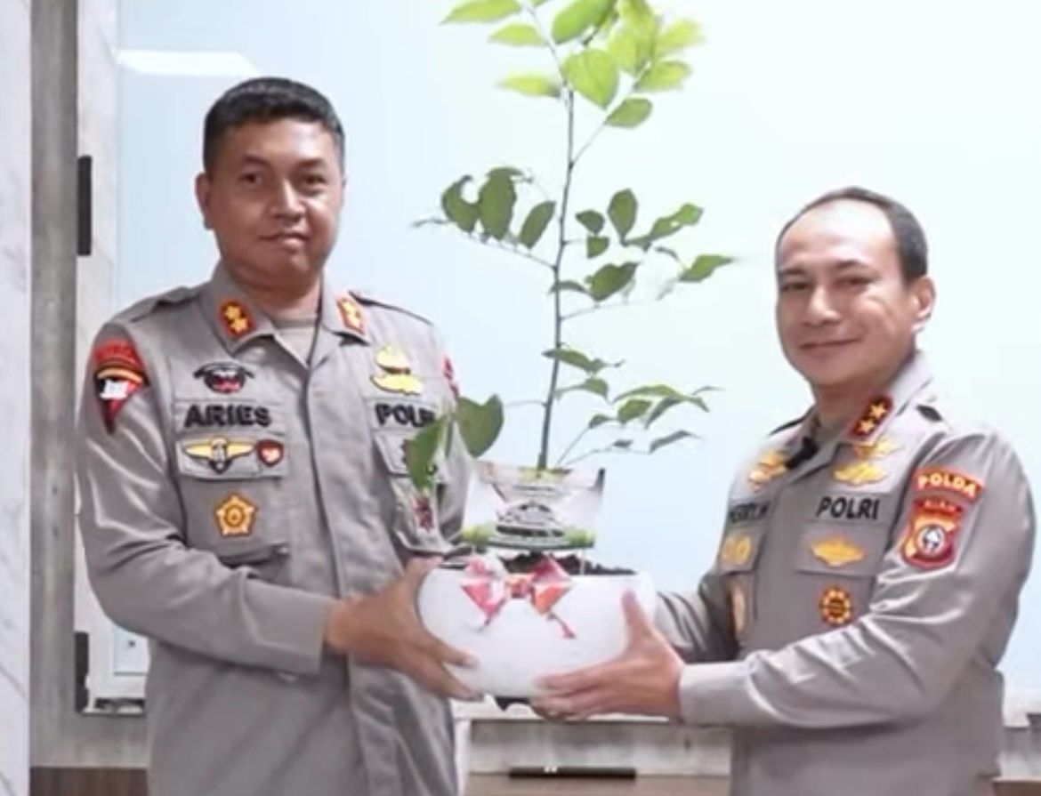 Kapolda Riau Irjen Pol Herry Heryawan memberikan kado berupa pohon kepada Wadansat Brimobda Riau AKBP Aries yang berulang tahun, Rabu (26/3/2024).