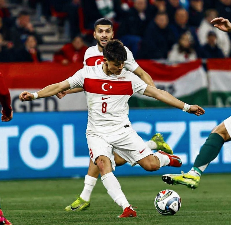 Arda G&uuml;ler mencetak gol kedua dalam kemenangan 3-0 Turki atas Hungaria, yang memicu pertengkaran antara dirinya dan Dominik Szoboszlai.