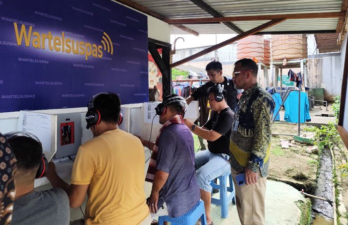 WBP Rutan kelas IIB Rengat memanfaatkan Wartelsuspas untuk menjaga hubungan sosialnya, Rabu (26/3/2025).
