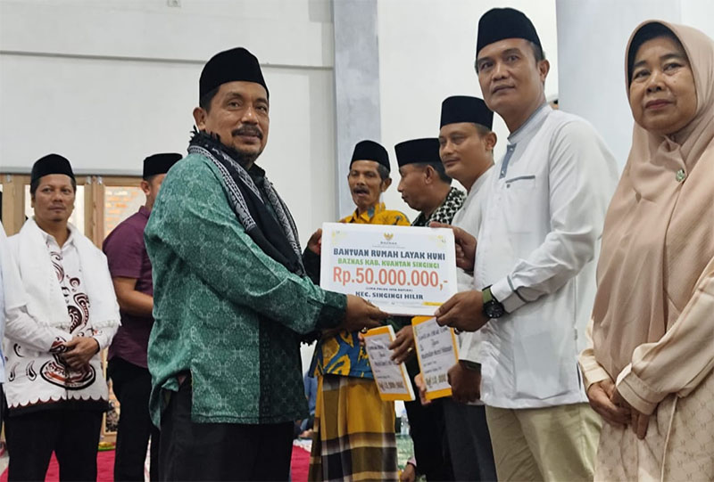 Wakil Ketua Baznas Kuansing, Ir Emil Harda MM MBA menyalurkan bantuan rumah layak huni pada Camat Singingi Hilir Andhi Syamsul pada saat Safari Ramadan Pemkab Kuansing.